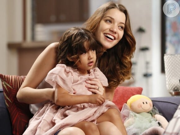Após uma passagem de tempo, Laura (Nathalia Dill) aparece em cina com a filha, Bella, aos dois anos, no último capítulo da novela 'Alto Astral'