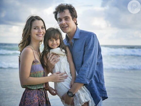 A novela 'Alto Astral' terminou com o desfecho feliz da história de amor de Caíque (Sério Guizé) e Laura (Nathalia Dill), coroada com o nascimento de Bella (Nathalia Costa), em 8 de maio de 2015