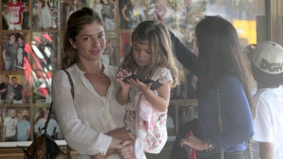 Grazi Massafera almoça com a filha, Sofia, e a amiga Anna Lima no Rio