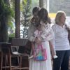 Grazi Massafera almoça com a filha, Sofia, e a amiga Anna Lima no Rio, neste domingo, 10 de maio de 2015