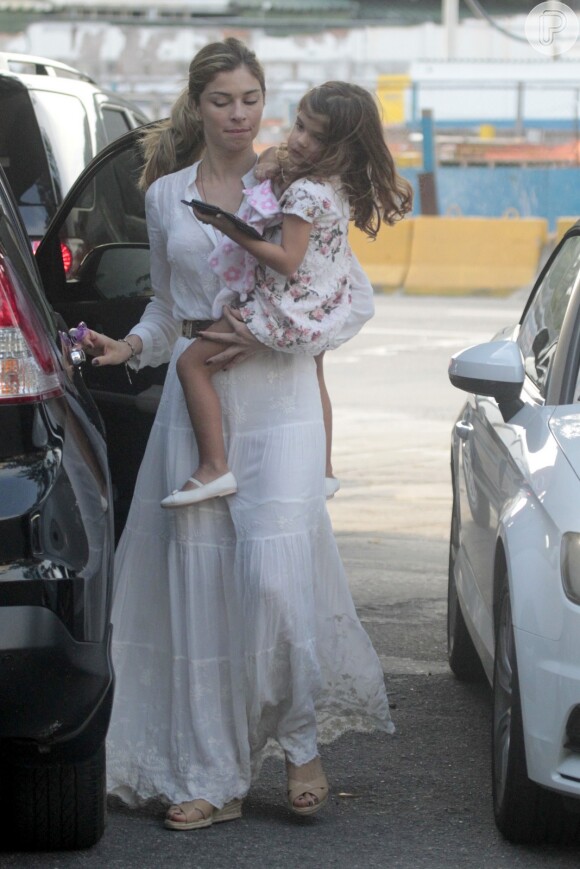 Grazi Massafera almoça com a filha, Sofia, e a amiga Anna Lima no Rio, neste domingo, 10 de maio de 2015