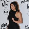 Kim Kardashian aposta em vestido de sua coleção para evento em São Paulo