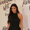 Kim Kardashian aposta em vestido de sua coleção para evento em São Paulo