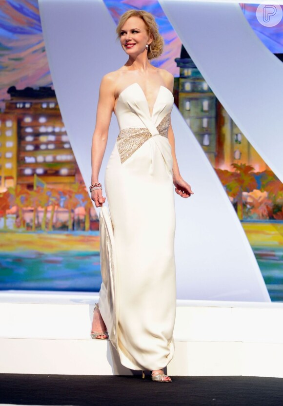 Nicole Kidman foi uma das juradas do Festival de Cannes, na França, e surgiu no encerramento do evento com um vestido Giorgio Armani