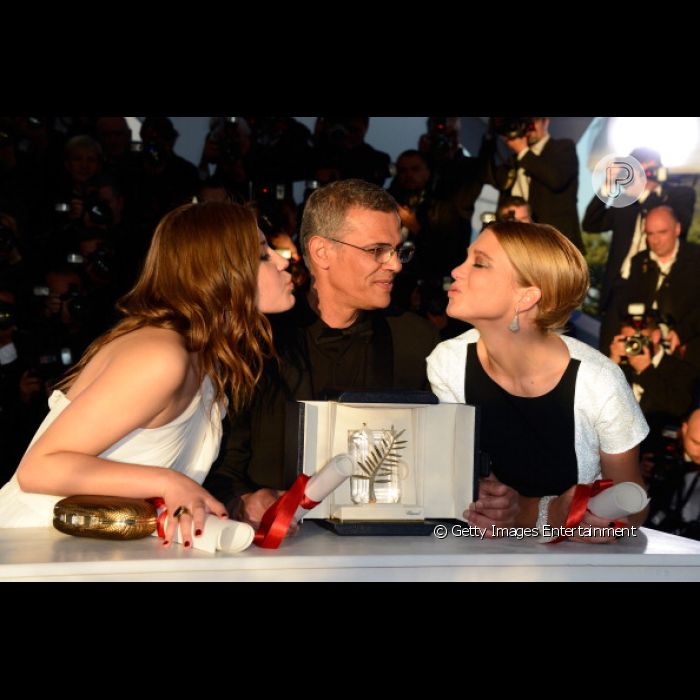 Adèle Exarchopoulos e Léa Seydoux beijam o diretor franco-tunisiano Abdellatif Kechiche depois de receberam a Palma de Ouro no Festival de Cannes, na França