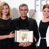 O diretor vencedor da Palma de Ouro por 'La Vie d'Adele', Abdellatif Kechiche, posa entre as atrizes Mona Walravens e Léa Seydoux no Festival de Cannes, na França