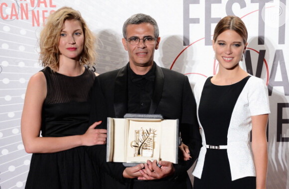 O diretor vencedor da Palma de Ouro por 'La Vie d'Adele', Abdellatif Kechiche, posa entre as atrizes Mona Walravens e Léa Seydoux no Festival de Cannes, na França