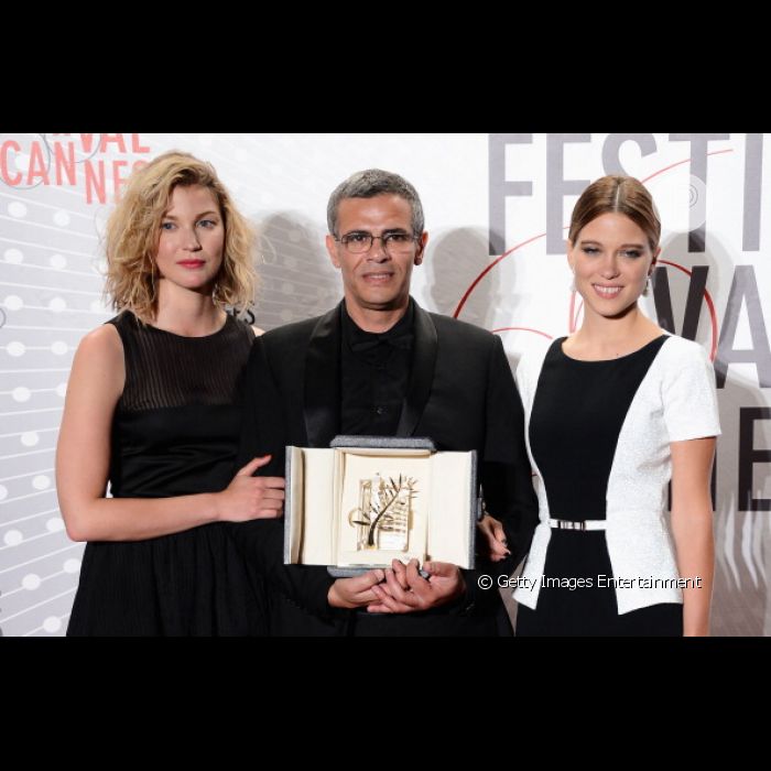O diretor vencedor da Palma de Ouro por &#039;La Vie d&#039;Adele&#039;, Abdellatif Kechiche, posa entre as atrizes Mona Walravens e Léa Seydoux no Festival de Cannes, na França