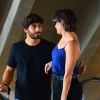 Deborah Secco e Hugo Moura foram clicados em clima romântico em aeroporto do Rio