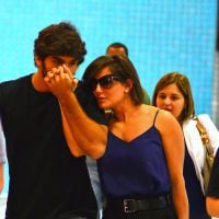 Grávida, Deborah Secco recebe carinho do noivo, Hugo Moura, em aeroporto do Rio