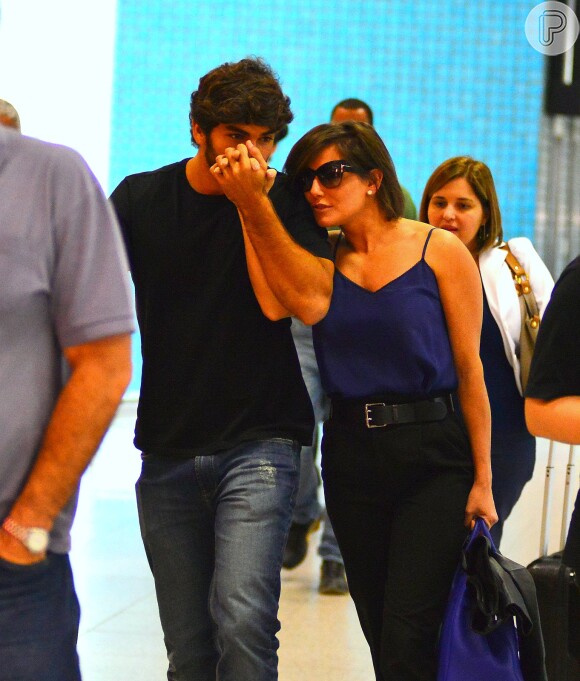 Grávida, Deborah Secco recebeu carinho do noivo, Hugo Moura, em aeroporto do Rio, nesta segunda-feira (11)