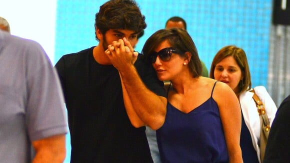 Grávida, Deborah Secco recebe carinho do noivo, Hugo Moura, em aeroporto do Rio