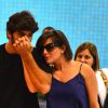 Grávida, Deborah Secco recebeu carinho do noivo, Hugo Moura, em aeroporto do Rio, nesta segunda-feira (11)