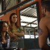 Danda (Tatá Werneck) apoia Mari (Bruna Marquezine) na conversa com Grego (Caio Castro), em cena do primeiro capítulo de 'I Love Paraisópolis'