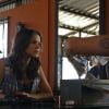 Grego (Caio Castro) oferece dinheiro a Mari (Bruna Marquezine), no primeiro capítulo de 'I Love Paraisópolis'