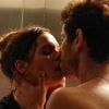 Os dois não resistem à atração e acabam se beijando dentro do elevador, em 'I Love Paraisópolis'