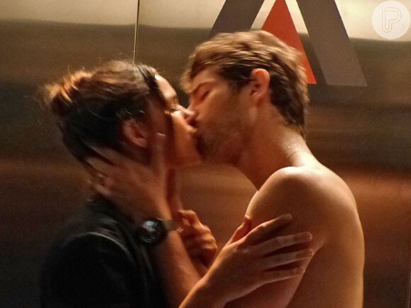 Marizete (Bruna Marquezine) e Benjamin (Maurício Destri) se beijam dentro do elevador e o vídeo acaba sendo exibido em uma reunião importante, na novela 'I Love Paraisópolis', em maio de 2015