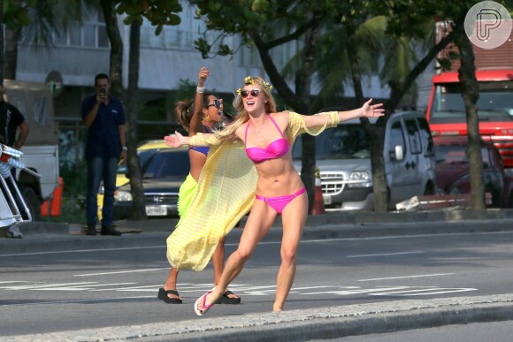 Fiorella Mattheis é dona de um corão e já exibiu as medidas quando rodou o filme 'Vai que Cola' pelas ruas no Rio de Janeiro