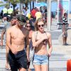 Fiorella Mattheis passeia em praia no Rio de Janeiro e exibe silhueta enxuta ao caminhar ao lado do namorado, Alexandre Pato