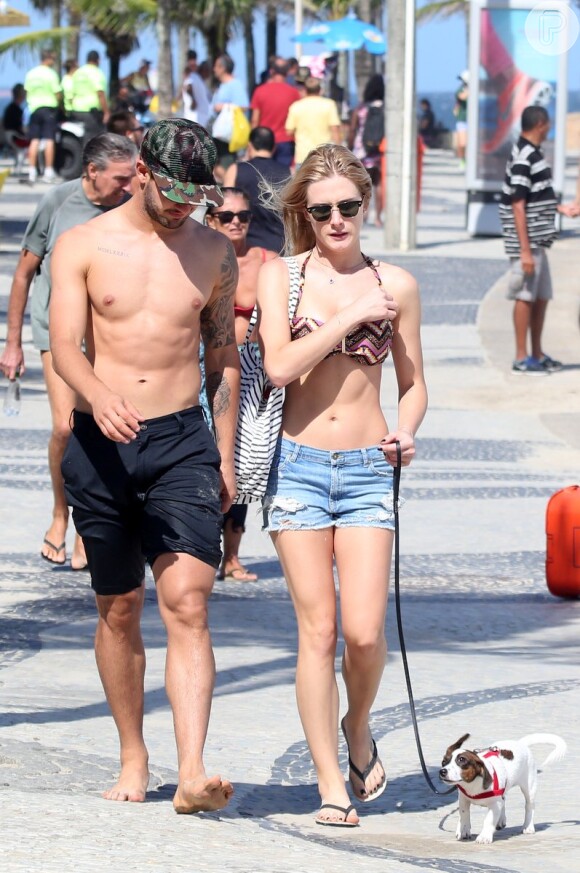 Fiorella Mattheis passeia em praia no Rio de Janeiro e exibe silhueta enxuta ao caminhar ao lado do namorado, Alexandre Pato