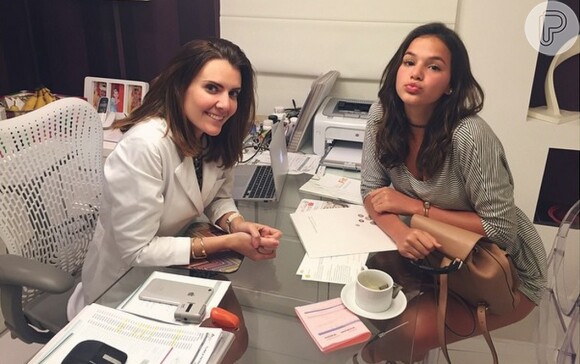 Bruna Marquezine posa ao lado da nutricionista Patricia Davidson Haiat, responsável por orientar a atriz na mudança dos seus hábitos alimentares
