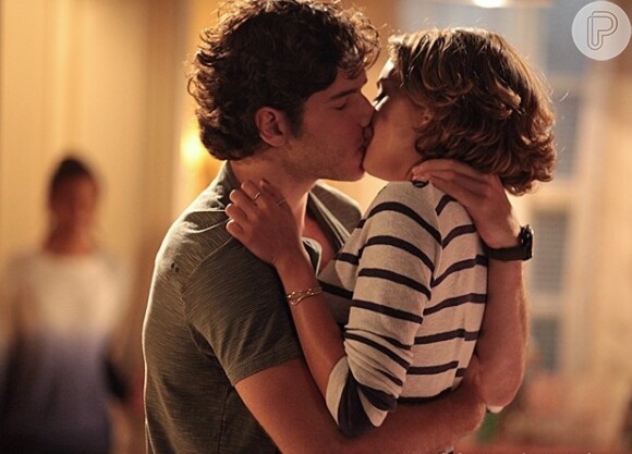 Em uma entrevista, Amora (Sophie Charlotte) nega que tenha beijado Bento (Marco Pigossi), em 'Sangue Bom'