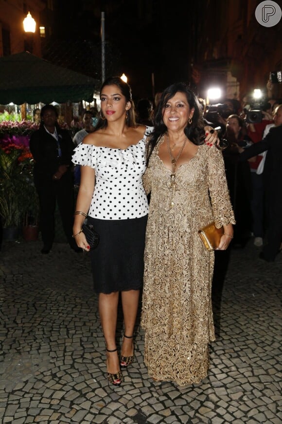 Regina Casé foi madrinha de casamento de Preta Gil e Rodrigo Godoy. Na foto, ela posa com a filha, Benedita