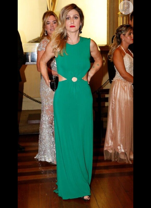A diretora Amora Mautner também apostou no verde para ir ao casamento