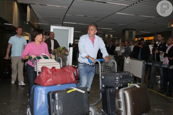 Glória Pires e Orlando Morais voltam para o Rio de Janeiro com várias malas