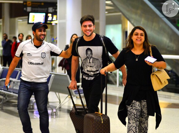 Preta Gil e Rodrigo Godoy eram só sorrisos ao serem fotografados no Aeroporto Santos Dumont, no Rio