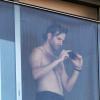 Bradley Cooper aparece sem camisa na sacada e hotel no Rio