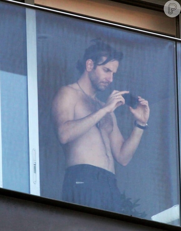 Bradley Cooper aparece sem camisa na sacada e hotel no Rio