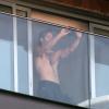 Bradley Cooper exibe o corpão aos 38 anos na sacada do Hotel