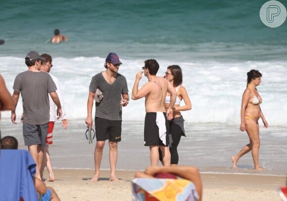 Bradley Cooper encontra com Justin Bartha durante paseio na praia