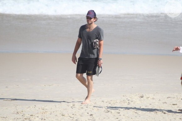 Bradley Cooper é flagrado caminhando pela praia de Ipanema, no Rio