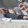 Bradley Cooper é flagrado descansando em praia do Rio