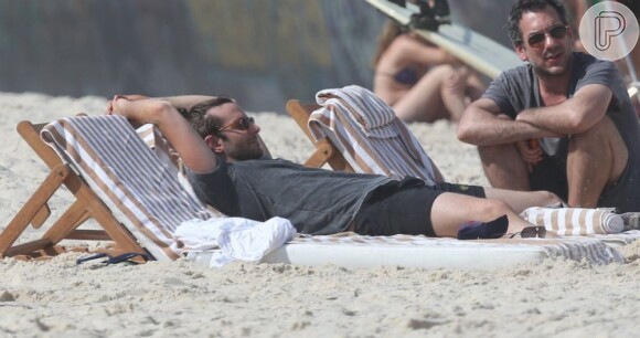 Bradley Cooper é flagrado descansando em praia do Rio