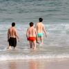 Ed Helms, Justin Bartha e Zach Galifianakis tomam banho de mar no Rio