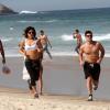Justin Bartha é flagrado durante corrida na praia de Ipanema, no Rio