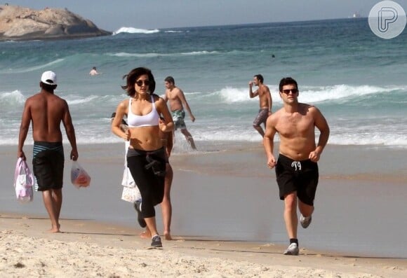 Justin Bartha é flagrado durante corrida na praia de Ipanema, no Rio