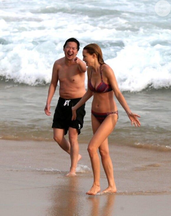 ken Jeong ri de Heather Graham em praia do Rio