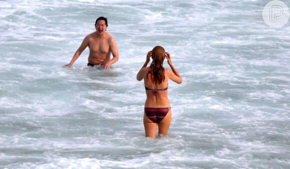 Ken Jeong e Heather Graham também aproveitaram a praia de Ipanema