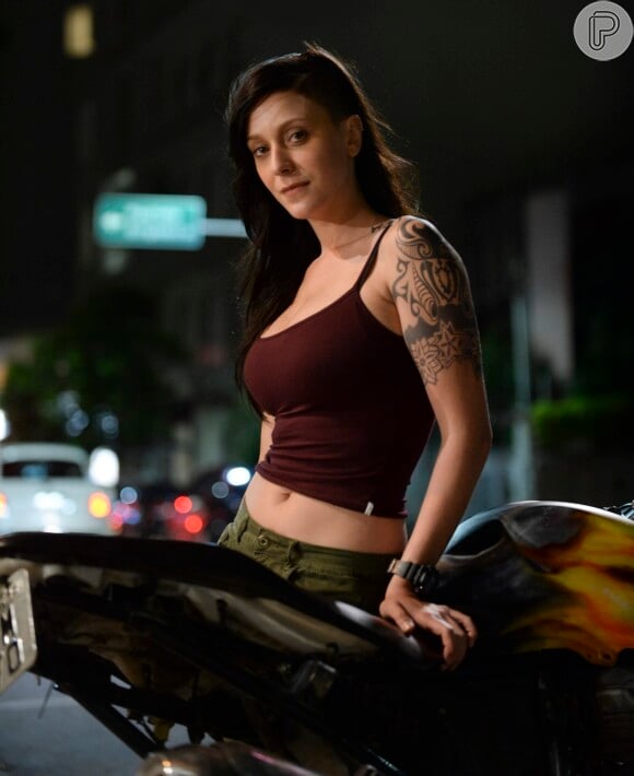 Na volta de Mari (Bruna Marquezine) à Paraisópolis, Ximena (Caroline Abras) vai impedir a passagem da jovem, colocando sua moto no caminho