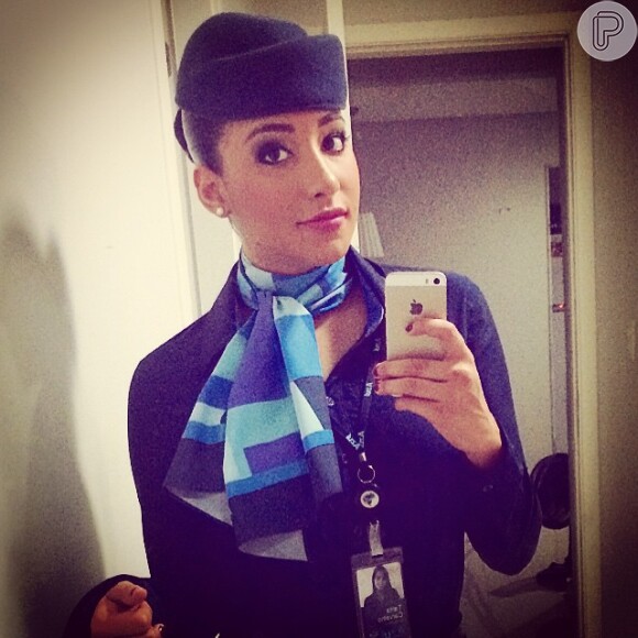 A ex-sister Talita postou uma foto com seu uniforme de aeromoça em um momento de nostalgia. 'Sinto falta de estar dentro de um avião'
