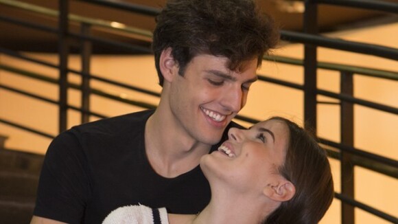 Camila Queiroz, a ninfeta da novela 'Verdades Secretas', apresenta o namorado