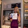 Na loja, Ana Hickmann mostra sua foto no catálago da Rommanel