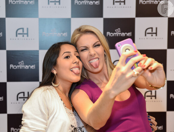 Animada, Ana Hickmann faz selfie com fã durente o evento