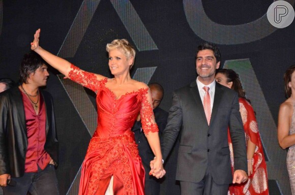 Xuxa e Junno Andrade agradecem a presença dos convidados