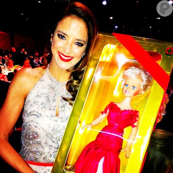 Ticiane Pinheiro posa com a boneca que a filha, Rafaella Justus, ganhou de presente