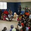 Lady Gaga senta em uma roda com as crianças do projeto para divulgar a mensagem de compaixão que tanto apregoa